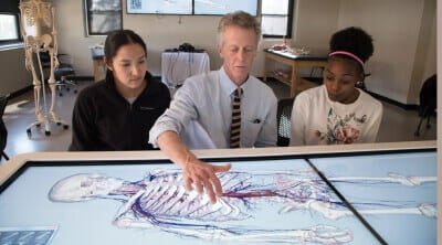 professor cannon demonstrating 3-d x-ray machine to students