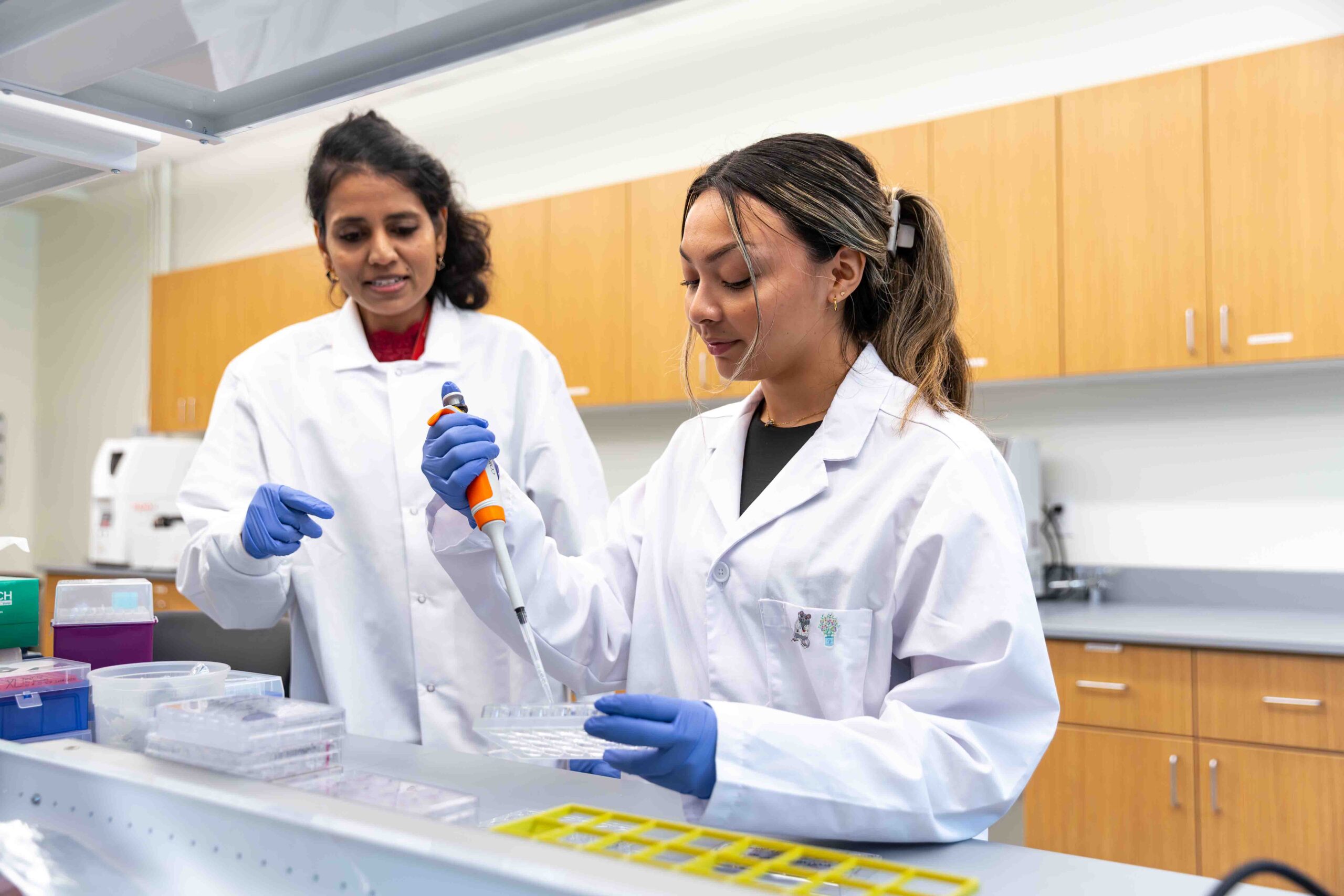 DR LEENA BHARATH AND STUDENT EVELYN WORKING IN MITOCURE LAB TOGETHER