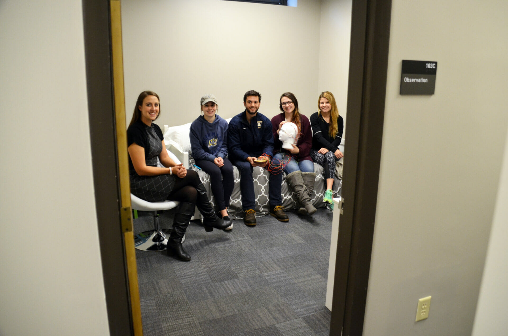 Laura Kurdziel working with students in Psychology labs