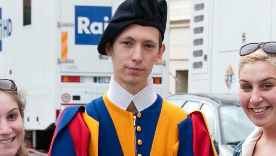 Students standing next to Swiss Guard